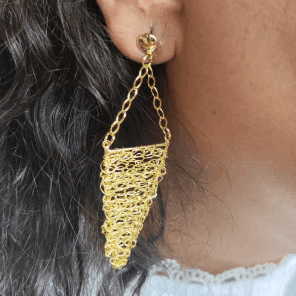 Brinco longo dourado