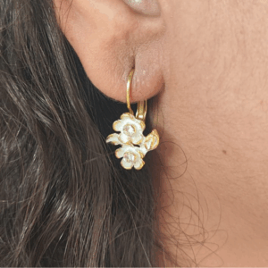 Brinco Gancho Flores cravejado de zircônias