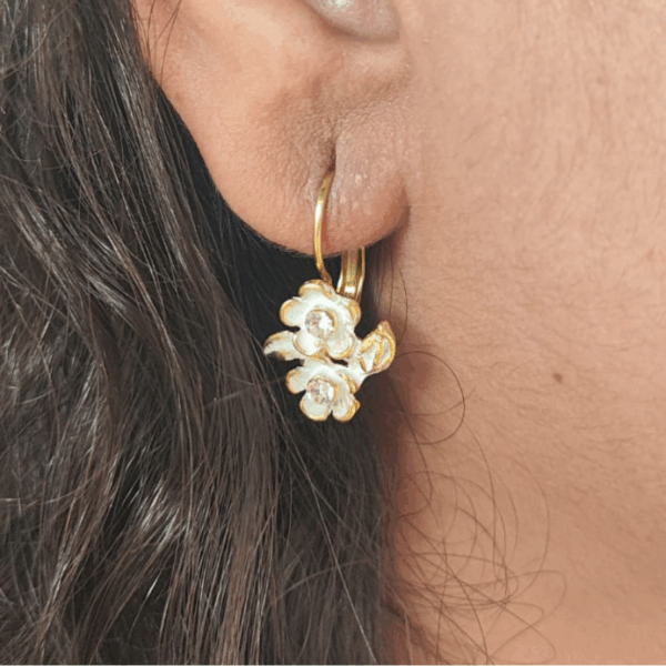 Brinco Gancho Flores cravejado de zircônias