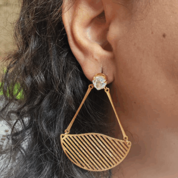 Brinco longo dourado