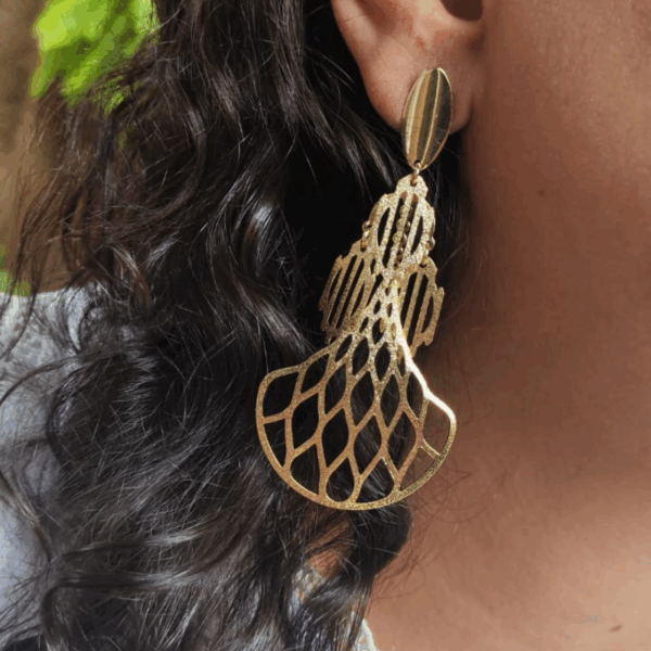 Brinco longo dourado