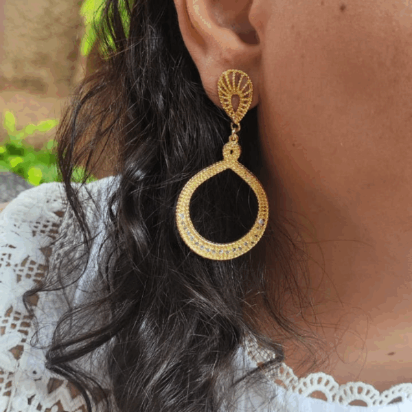 Brinco longo dourado