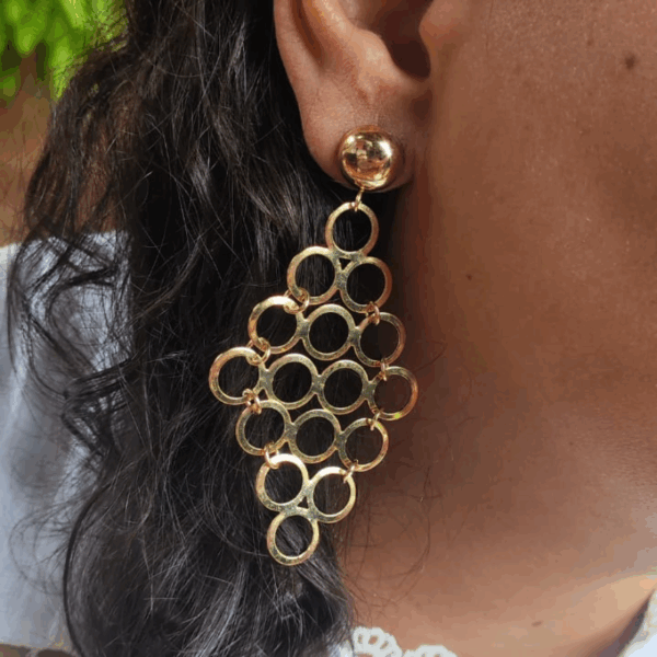 Brinco longo dourado