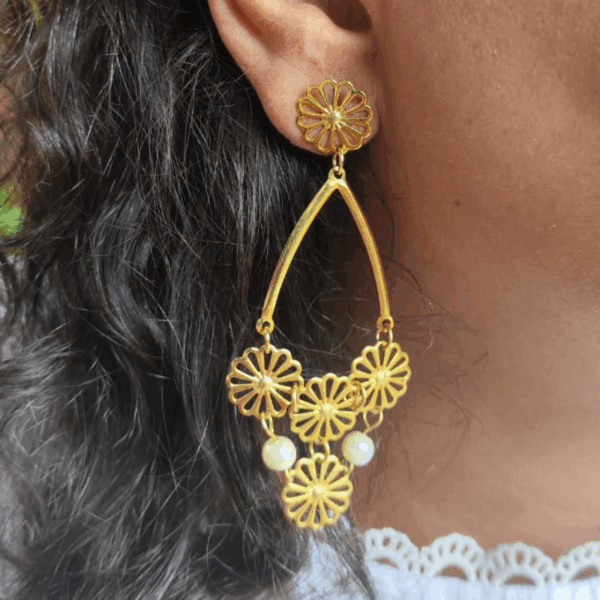 Brinco longo dourado