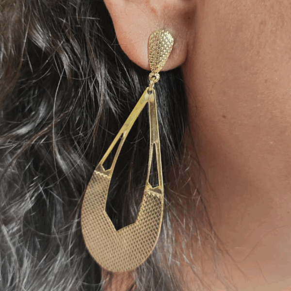 Brinco longo dourado