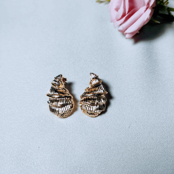 Brinco Concha folheado a ouro 18k
