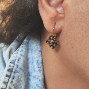 Brinco Gancho Flores cravejado de zircônias