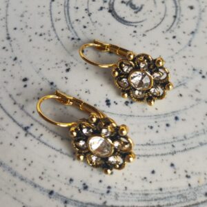 Brinco Flor de gancho cravejado de Zircônia