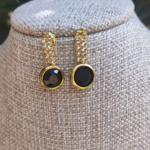 Brinco dourado com Microzircônias e pedra preta